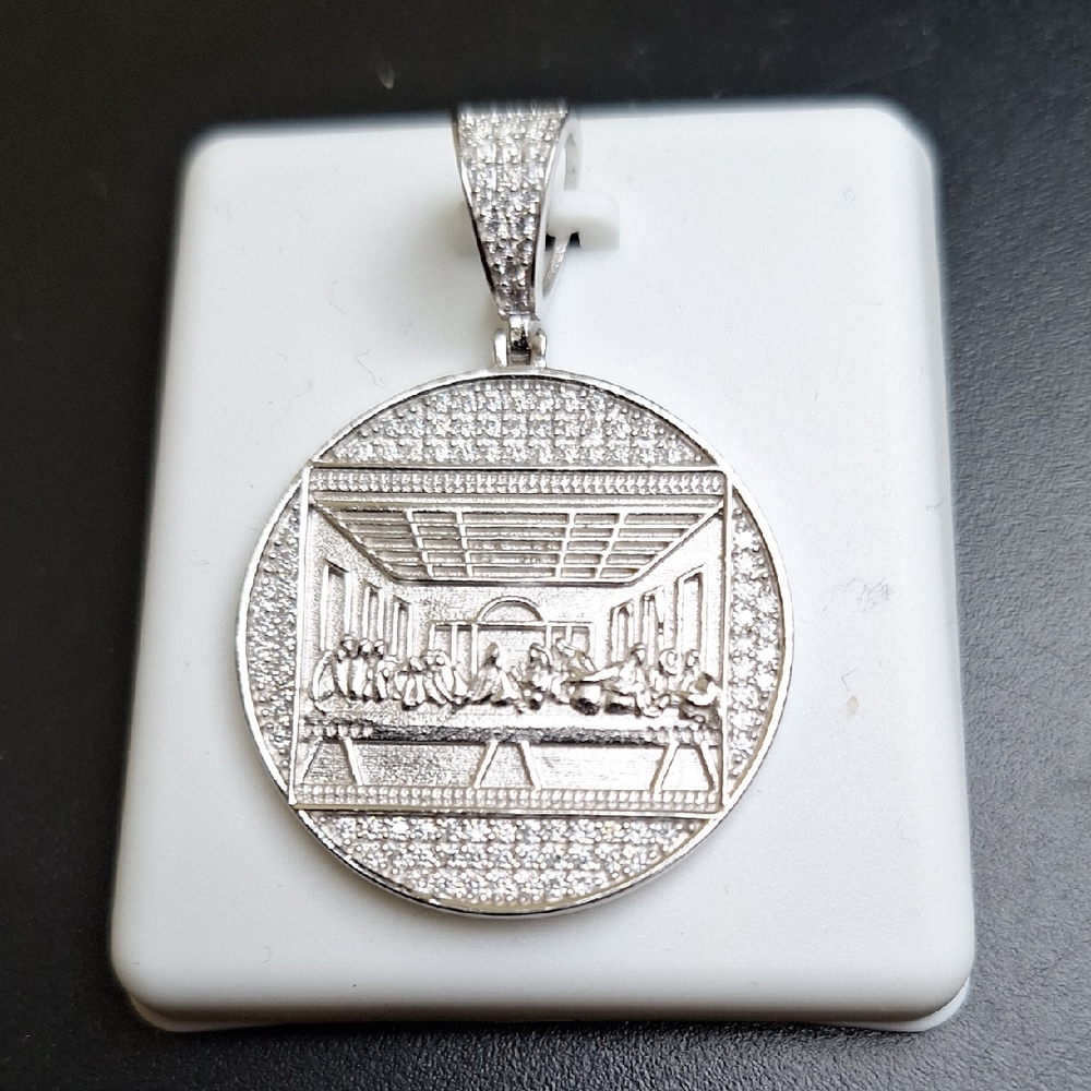 Icedout 1ctw 925 Sterling Silver 'Last Supper' Moissanite Diamond Round Pendant